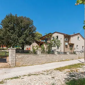 Apartman Salak, Póla